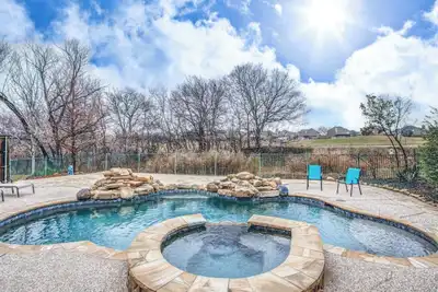 Image de Villa de golf design à Frisco avec piscine et spa!