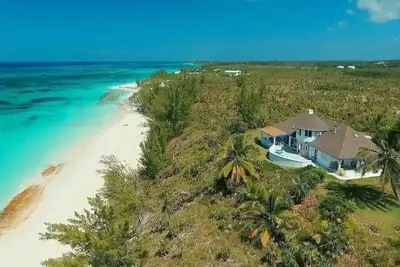 Image de Domaine en bord de mer récemment rénové avec piscine, intimité, plage de sable rose isolée