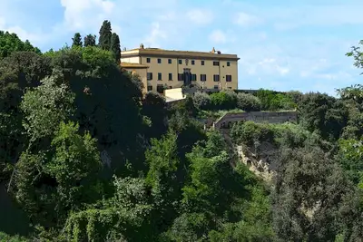 Villa Strozzi avec piscine. Près  de Florence, Lucques, Pise et Sienne. Vue sauvage sur la Toscane