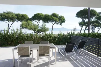 Image de Rez de chaussée avec vue imprenable sur la mer et terrasse privée, piscine partagée