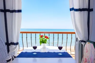 Appartement avec piscine en front de mer. Vues imprenables, Internet, A/C