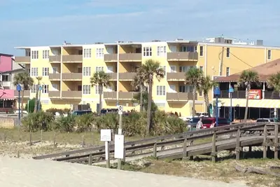 Image de Étapes vers la plage! - Disponibilité! Garage fermé! Conviviale et familiale. Grande unité.