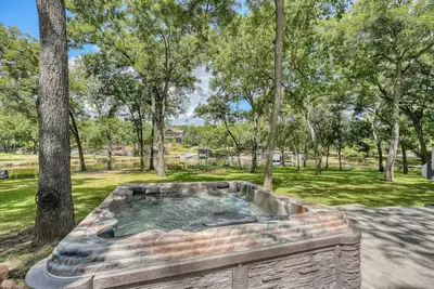 Image de Canadian Log Cabin 2 Bed / 2 Bath niché sur une crique tranquille avec des équipements de la station