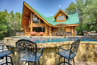 Image de Waterfront Canadian Log Home avec commodités de la station et piscine / bain à remous privés