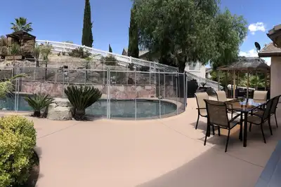 Image de Maison spacieuse, belle et propre avec piscine près du centre-ville