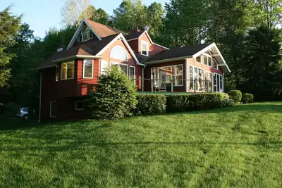 Image de En famille, évadez-vous dans ce charmant chalet sur 600 pi de lac