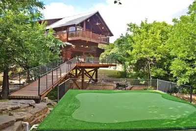 Image de Canadian Log Cabin niché dans une crique privée avec bain à remous et commodités