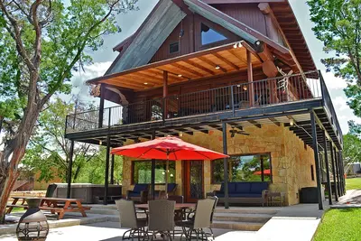 Image de Canadian Log Home sur une crique tranquille avec commodités et bain à remous privé