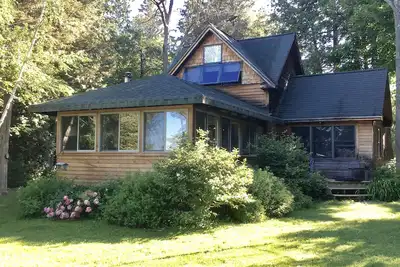 Image de Secluded, Boisé & Dog-friendly Home On The Lake W / Décor Casual