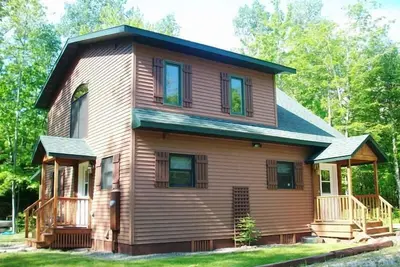 Image de 2 chambres 2 salles de bain niché dans les bois
