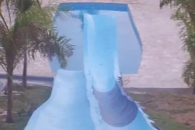 Image de Je loue une maison avec un toboggan, trois piscines et beaucoup d’espace pour les loisirs. Check it out!