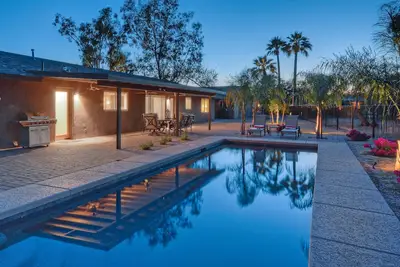 Image de Terrain de golf à la maison; Piscine chauffée Opt; Téléviseurs Tous Br; Salle de jeux avec table de billard