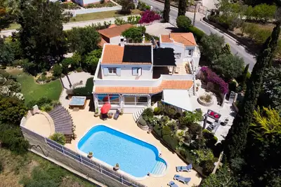 Image de Villa 4 chambres avec piscine privée et jacuzzi, distance de marche de la plage et du centre-ville