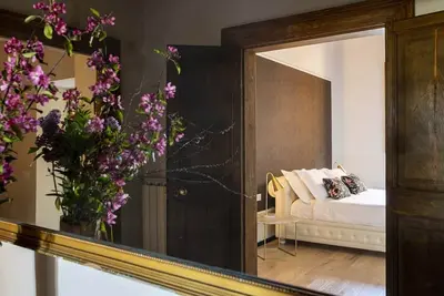 Image de Nous sommes en plein cœur de la via dei Baullari, à quelques pas de Campo de Fiori et de la Place Navona, deux des places les plus célèbres de Rome. L'appartement de location Baullari Ii se compose de 4 grandes chambres et peut accueillir jusqu'à 8