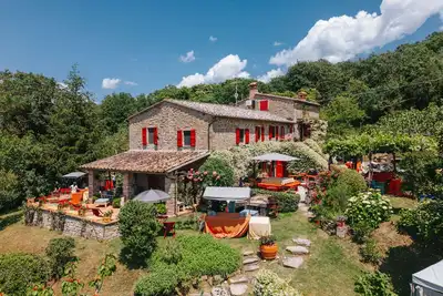 Image de Magnifique villa avec piscine entourée de verdure, abri pour le corps et l'esprit!