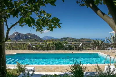 Image de Villa Amiela avec piscine privée, vue sur la mer, jardin, terrasse et parking