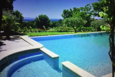 Image de Propriété en province vauclusienne: Piscine à débordement/Jacuzzi/Vue