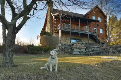 Image de Profitez d'une maison de 5 chambres et 3 salles de bain complètes sur 200 acres privés