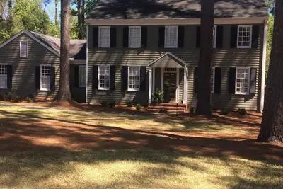 Image de Belle maison dans un quartier calme près du National! Great Masters Rental! ! !