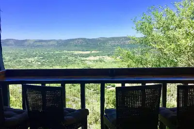 Image de Cabine de rock romantique, vues spectaculaires sur la rivière Frio, la vallée et la chaîne de montagnes