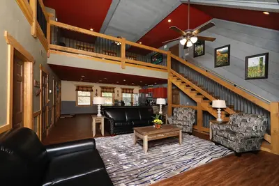 Image de Firefly Nights est une cabine de cinq chambres à coucher dans Laurel Estates.