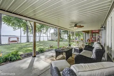 Image de Maison familiale au bord de l'eau avec plan d'étage ouvert et belle vue sur le lac!