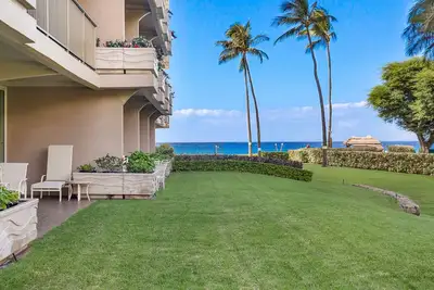 Image de Maui Resort Rentals: The Whaler 124 - Luxueux coin au rez-de-chaussée 1br / 2ba avec balcon panoramique, vues partielles sur l’océan et la montagne de Maui Ouest, grande pelouse adjacente