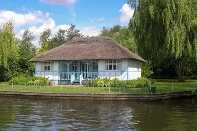 Image de 3 chambres à coucher à Hoveton, near Wroxham, Norwich