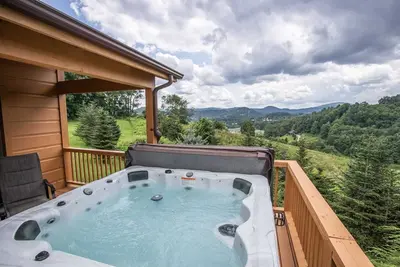 Image de 4br Lodge in Boone, vue sur la montagne, bain à remous, Animaux admis, tables de jeux, ski à proximité
