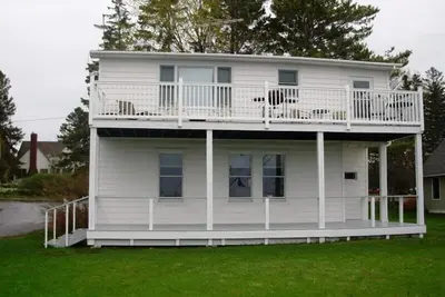 Image de Coucher de soleil sur le lac Supérieur avec vue sur le port de Madeline Island