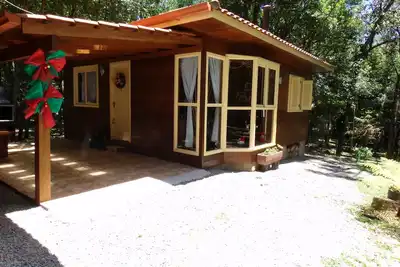 Image de # Chalet crème noble au coin de la montagne de pelouse