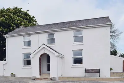 Image de 2 chambres à coucher à Red Roses, near Tenby