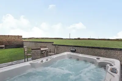 Image de 2 chambres à coucher à Penrhos Feilw, near Trearddur Bay