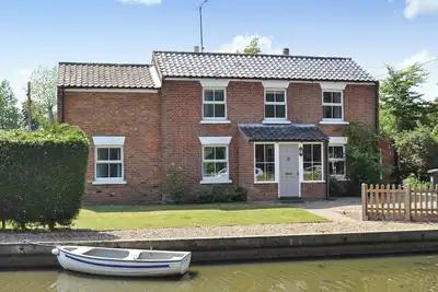 Image de 4 chambres à coucher à Stalham