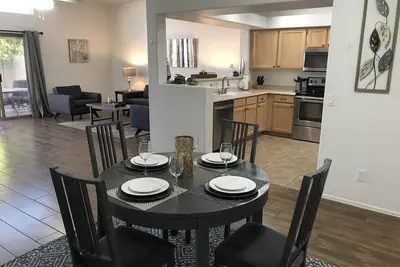 Image de Récemment rénové, 2 chambres, 2 salles de bain Ne Mesa Home; Spa privé; Piscine communautaire chauffée