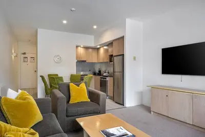 Image de Appartement avec terrasse avec barbecue, petite baignoire spa, un salon plus grand et de belles perspectives