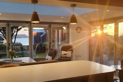 Image de Cottage vue mer, Ă 3 min Ă pied de la plage de Polzeath, 8 couchages, parfait pour les familles