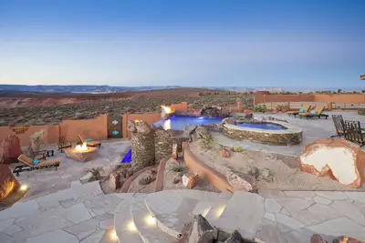 Image de Enchanteur et luxueux Lake Powell Desert Southwestern Home avec vues panoramiques