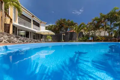 Image de Logement de charme 100m² avec piscine privée chauffée - Véhicule en location