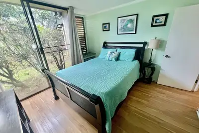 Image de Delux, spacieux, propre condo avec Ac, Wifi, piscine, terrain de golf, près de la célèbre plage