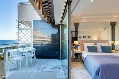 Image de Royal Promenade : Piscine, terrasse avec vue mer