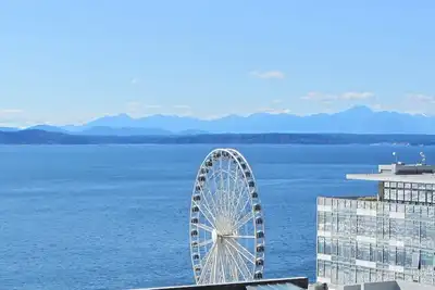 Image de 1 bloc de Pike Place Market! Balcon, Vues sur l'eau, piscine intérieure! Harbor Steps