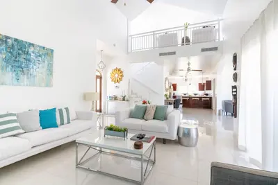 Image de 30% de rabais sur les soldes d'hiver - Villa de luxe de 3 chambres, Long Bay Beach, piscine privée