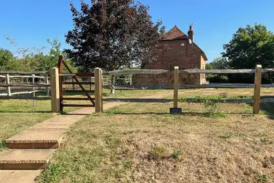 Image de 2 chambres à coucher à Goose Green, Pulborough