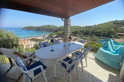 Image de bel appartement avec terrasse vue mer