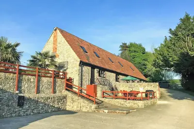 Image de 3 chambres à coucher à Hawkchurch, near Lyme Regis