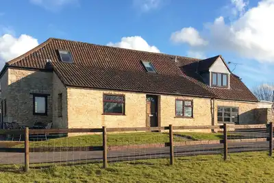 Image de 4 chambres à coucher à Hawkesbury Upton