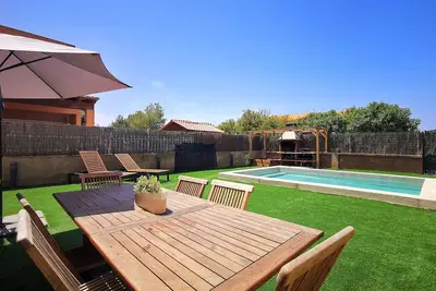 Image de Plage et lac Maison lumineuse avec jardin, wifi, A / C.