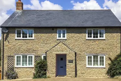 Image de 4 chambres à coucher à Bothenhampton, near Bridport