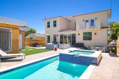 Image de Maison de vacances de rêve à 5 pâtés de maisons de la plage!
